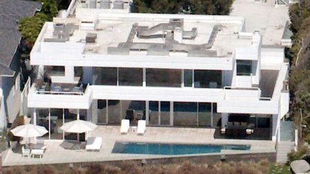 Julie Chen and Leslie Moonves purchased a 6,500 square foot Carbon Beach home in Malibu estate from Microsoft co-founder&nbsp;Paul Allen&nbsp;for&nbsp;$28.8 million.
